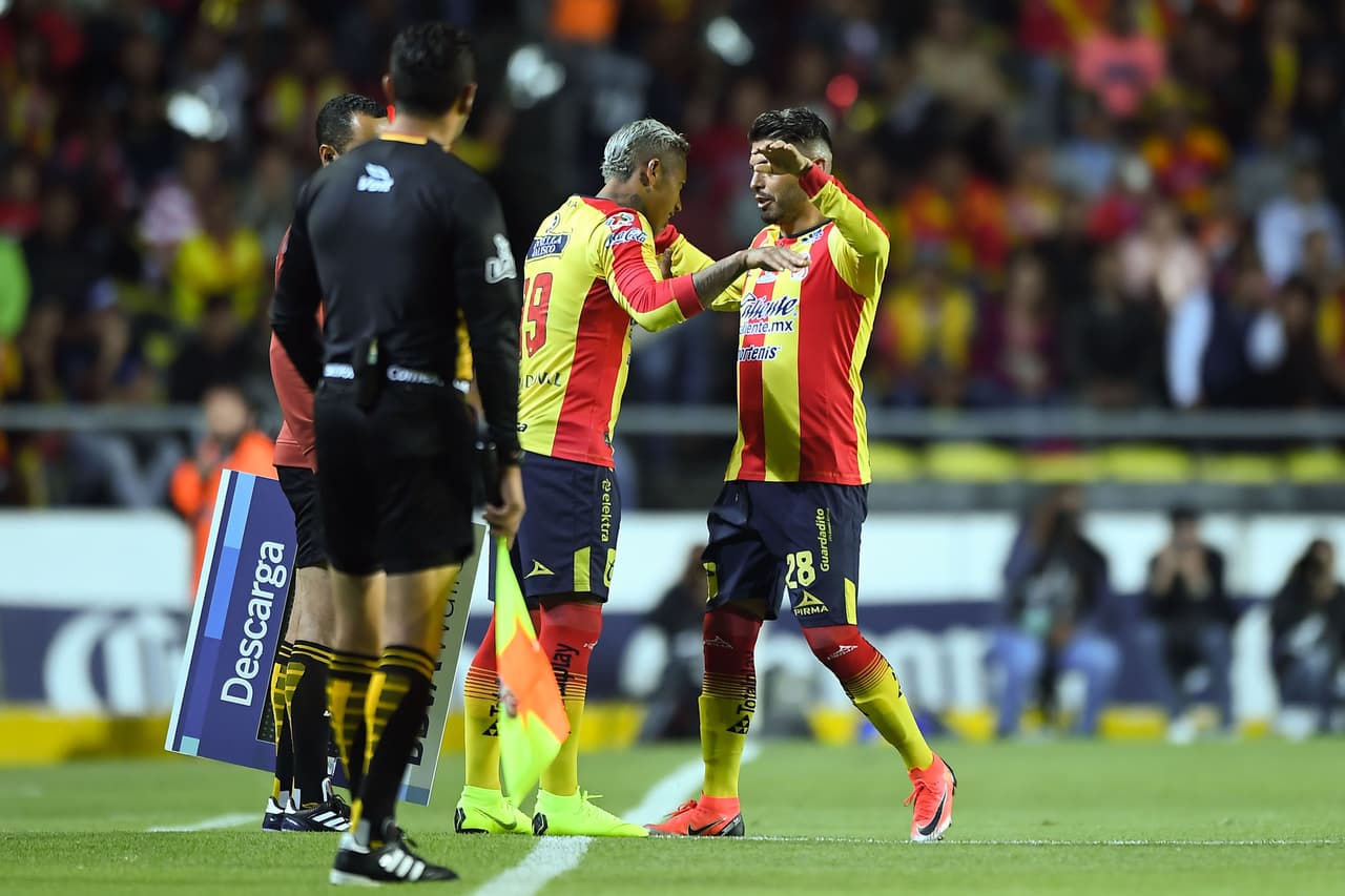 <b>Primer cambio: </b>Carlos Adrián Morales se retiró de las canchas al minuto 8 de la primera parte y le rindieron homenaje.
<b> (Morelia 1-3 Toluca, Final)</b>