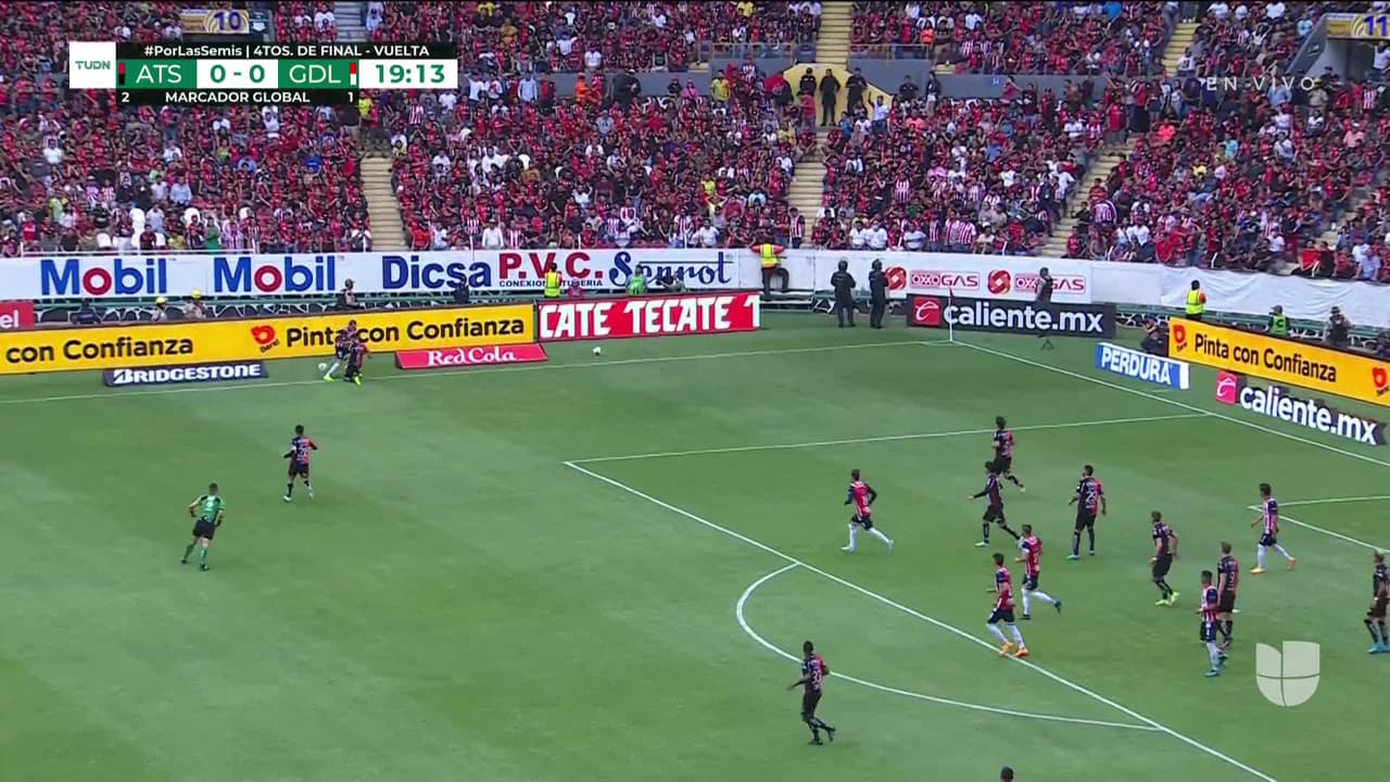 ¡CERCA! Roberto Alvarado disparó que se estrella en el poste.