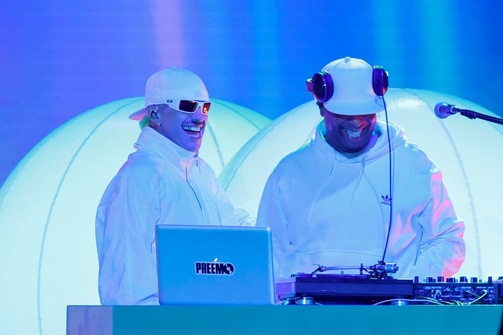 El cantante colombiano Feid fue el encargado de cerrar las presentaciones musicales en la noche del Latin GRAMMY de este año. “Prohibido” y “Le Pido A Dios” fueron las canciones que entonó para la audiencia.