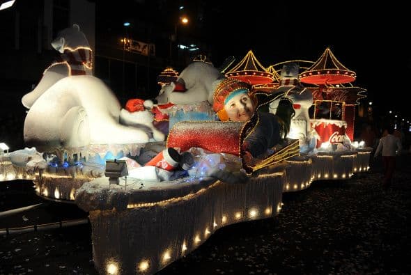 El carro alegórico que llamó la atención fue el de la Coca Cola con divertidos efectos de luz y movimiento.