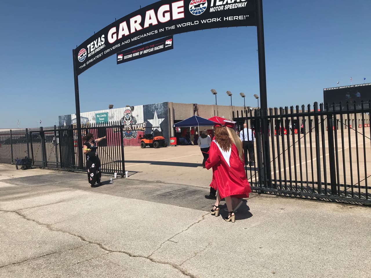 Algunos graduandos asistieron con sus familias a la ceremonia.