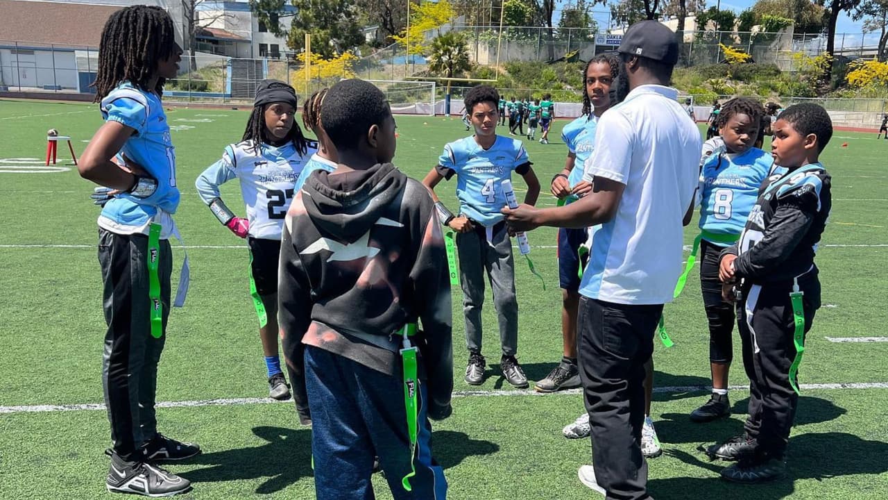 Padres de los jóvenes jugadores han expresado su preocupación por la situación actual en Oakland, mencionando que el equipo de fútbol ha sido una vía para mantener a sus hijos alejados de posibles problemas. Sin embargo, los recientes tiroteos han generado temor entre los niños y sus familias, llevándolos a considerar abandonar el equipo.
<br>