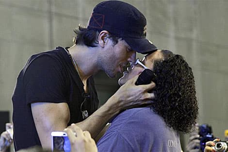 Donde no bromea es en el escenario, pues a sus fans vaya que las consiente.