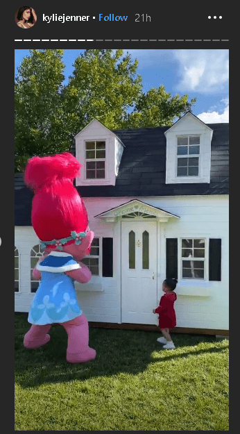 Stormi invitó a su nueva amiga al jardín y a disfrutar un poco de 
<b><a href="https://www.univision.com/shows/despierta-america/la-impresionante-mini-mansion-que-kris-jenner-le-dio-a-la-hija-de-kylie-jenner-como-regalo-de-navidad-video">su enorme casa de juegos de dos pisos</a></b>.