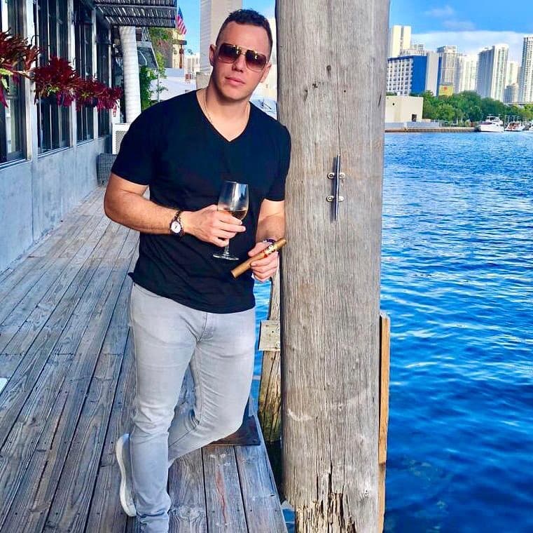 Francesco es un exjugador de fútbol americano de la Universidad de Miami y actualmente tiene 35 años.
<br>