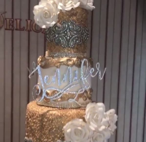 El nombre de la Diva del Bronx se hizo con cristales Swarovski.