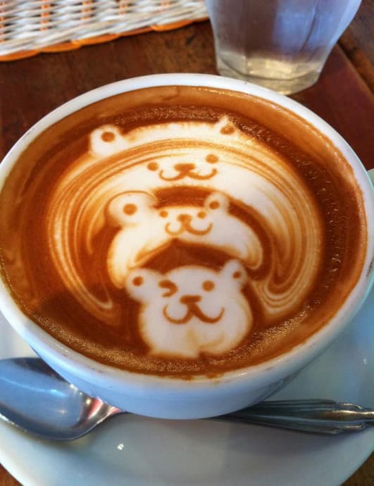 En el marco del día nacional del café celebramos a los talentosos ‘baristas’ que transforman el azúcar, la espuma, la canela y el café en obras de arte.