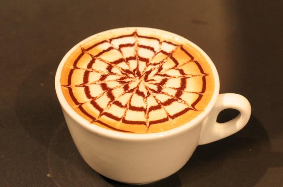 En el marco del día nacional del café celebramos a los talentosos ‘baristas’ que transforman el azúcar, la espuma, la canela y el café en obras de arte.