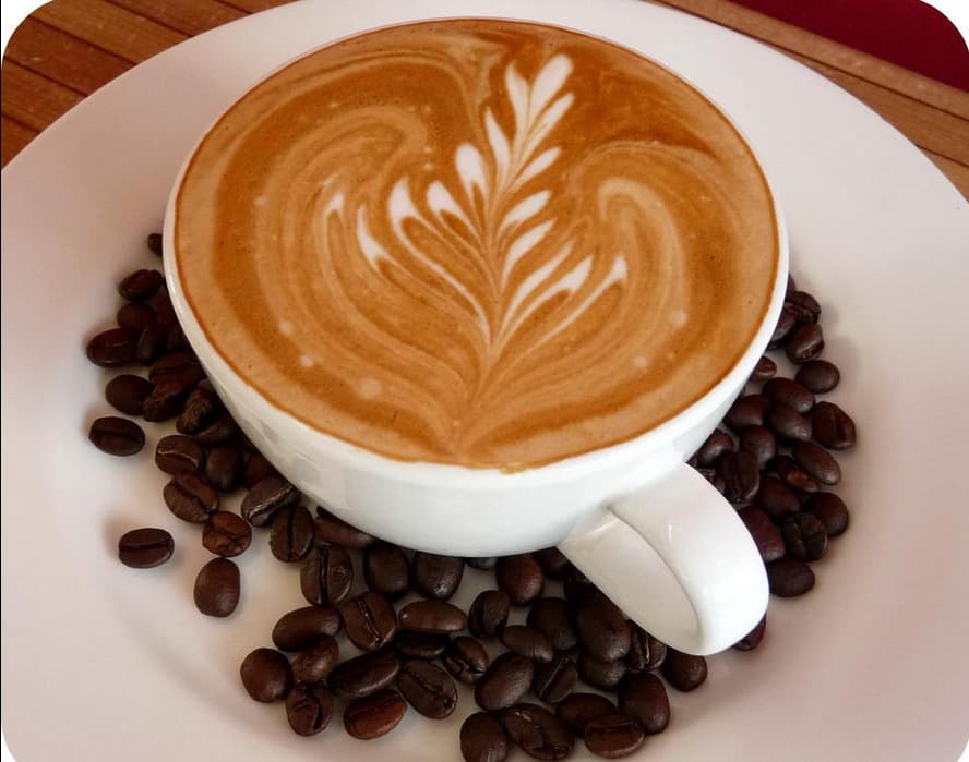 En el marco del día nacional del café celebramos a los talentosos ‘baristas’ que transforman el azúcar, la espuma, la canela y el café en obras de arte.