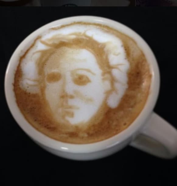 En el marco del día nacional del café celebramos a los talentosos ‘baristas’ que transforman el azúcar, la espuma, la canela y el café en obras de arte.