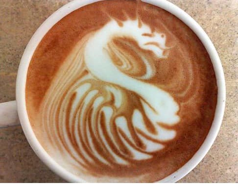 En el marco del día nacional del café celebramos a los talentosos ‘baristas’ que transforman el azúcar, la espuma, la canela y el café en obras de arte.