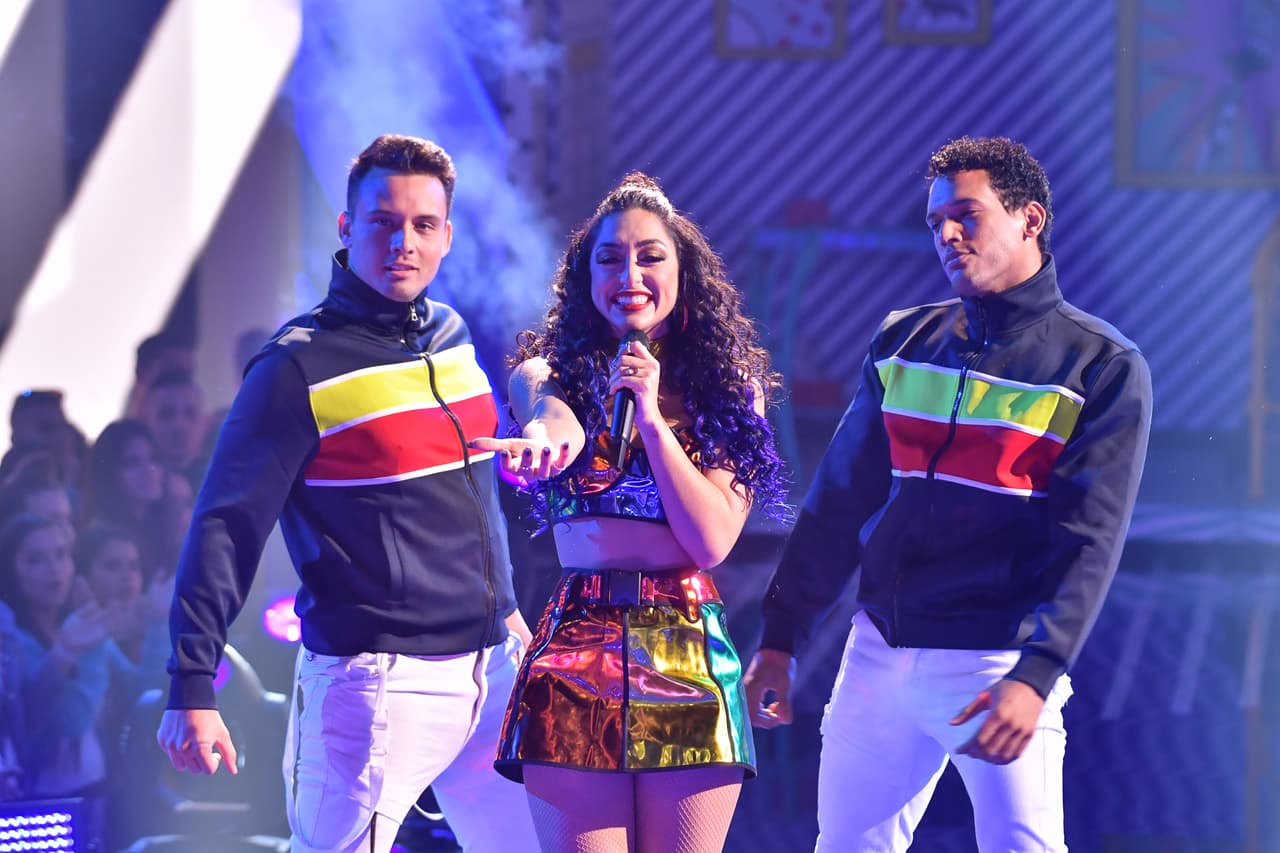 <a href="https://www.univision.com/shows/reina-de-la-cancion/vikina-lopez-la-miss-305-que-nunca-se-cansara-de-ir-tras-el-sueno-de-ser-cantante-video">Vikina</a> fue la siguiente en entrar al stage. A ella le entregaron el tema 'Quédate un poquito más', otro pop-urbano que enloqueció a los jueces, particularmente a Joss, quien incluso cantó la línea del coro.