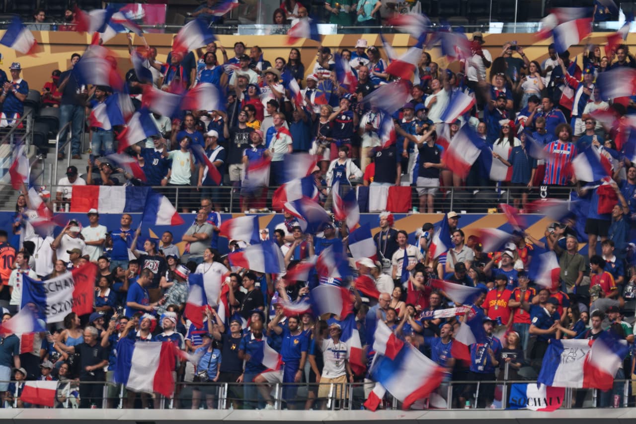 Aficionados de Francia ondean banderas antes del partido de semifinales de la Copa del Mundo de fútbol entre Francia y España en Arlington, Texas, cerca de Dallas, el martes 14 de julio de 2026.