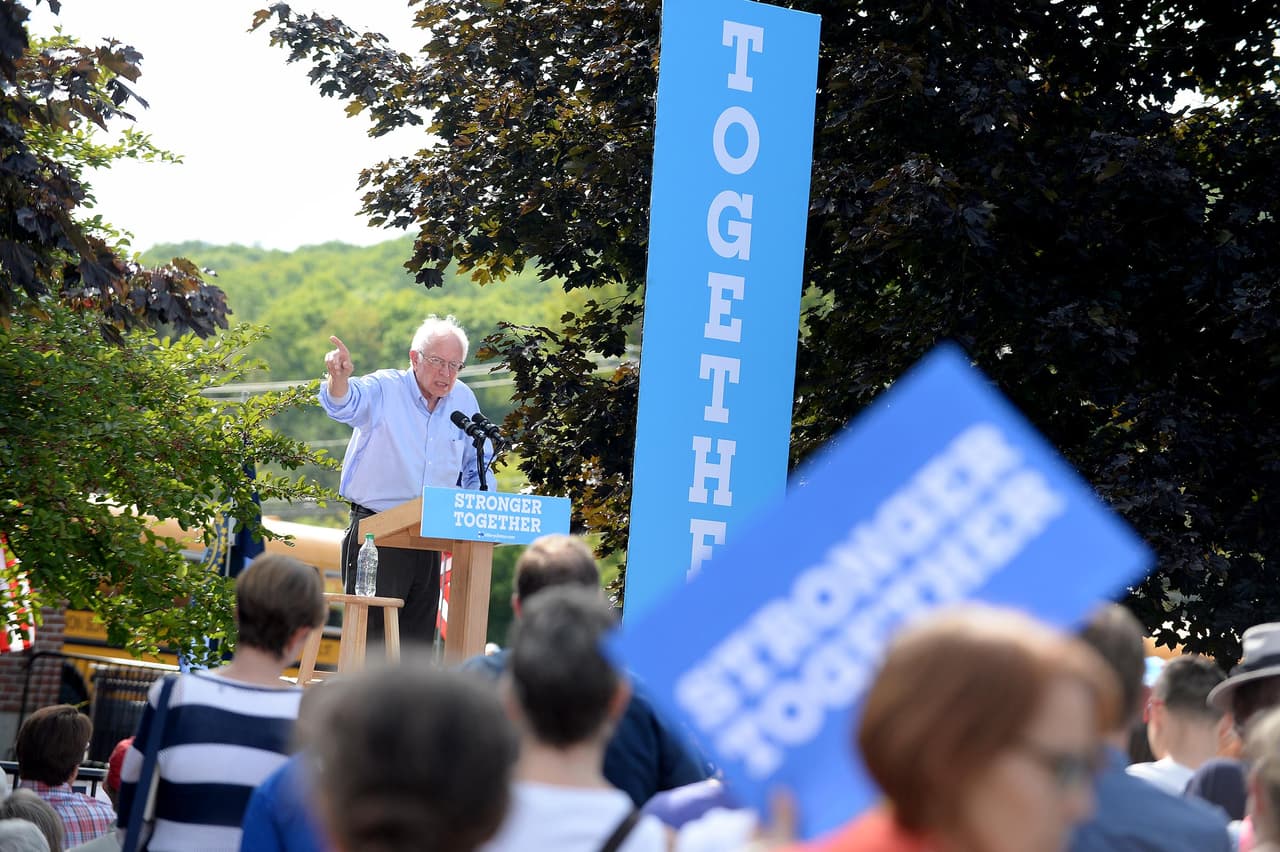 El Senador Bernie Sanders hace campaña por Hillary Clinton en un evento en el Lebanon High School el 5 de septiembre de 2016 en Lebanon, New Hampshire.