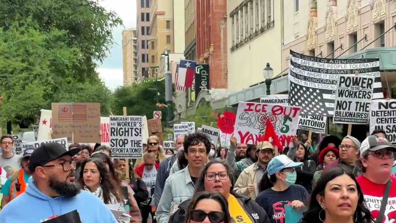 Exigen con marcha salarios justos para los inmigrantes en San Antonio