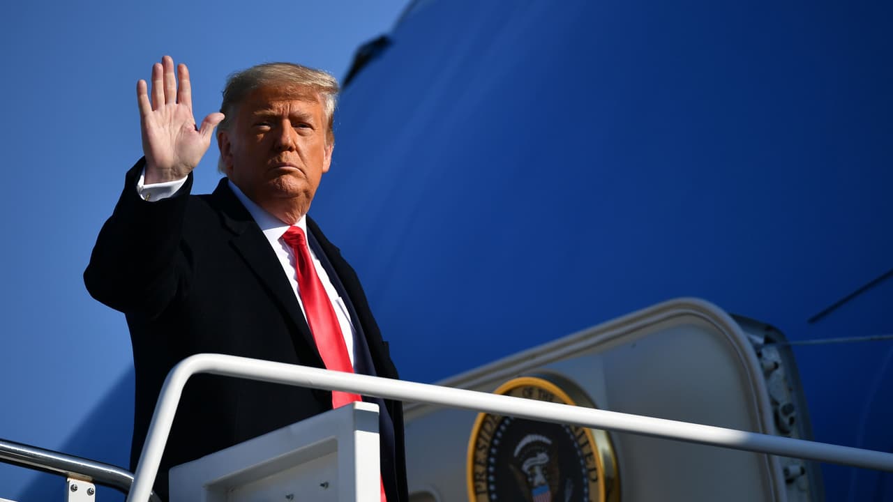 El Senado está en receso, por lo que el juicio político contra Trump no empezaría antes del 20 de enero, día de la toma de posesión de 
<a href="https://www.univision.com/temas/joe-biden">Joe Biden</a>. Se necesitan dos tercios de la Cámara Alta para poder condenar al presidente, lo que implica que al menos 17 republicanos deben unirse a los demócratas.