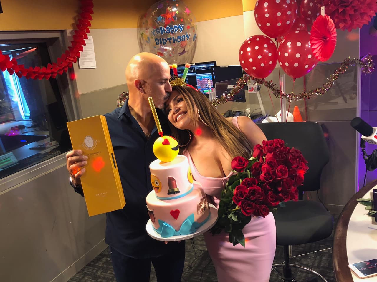 Aunque
<b>‘El Ojitos’</b> no es muy expresivo,
<b><a href="https://www.univision.com/radio/el-free-guey/tbt-el-ojitos-sorprendio-a-la-bronca-y-a-los-radioescuchas-en-el-cumpleanos-de-la-locutora-video">sabemos que es detallistas y romántico</a></b>, algo que facilita todo al momento de intentar enamorar a la locutora.