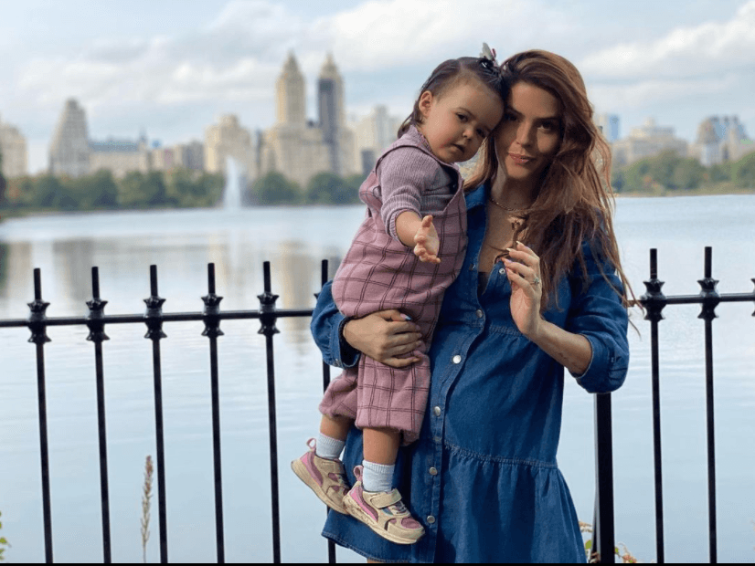 Kira también fue concebida a través de fertilización in-vitro, según ha contado. "Con todos los avances tecnológicos que hay, yo tuve a mi bebé por in-vitro. Gracias a Dios se dio de una forma, no rápida, porque es todo un proceso hormonal. Es todo un proceso lento, duro, difícil, pero, ahora sí que hay muchas opciones para mujeres de la edad que quieran para tener hijos", explicó a 'Sale el sol'.
<br>