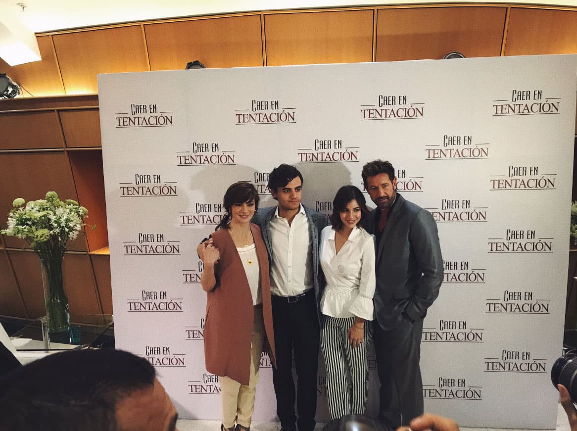 'Raquel' y 'Damián' es el nombre de sus personajes, sus hijos son 'Mia' (
<b><a href="http://www.univision.com/temas/ela-velden">Ela Velden</a></b>) y 'Fede' (
<b>Germán Bracco</b>).