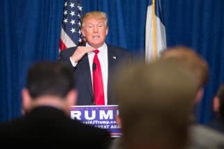 Donald Trump durante una conferencia de prensa en Iowa.