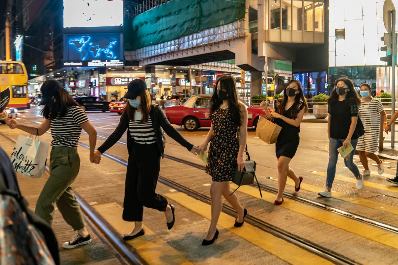 El origen de las manifestaciones fue una polémica ley que permitía al gobierno de Hong Kong extraditar a China a personas que hubieran cometido delitos. Grupos de promoción de la democracia denunciaron que era una manera de debilitar el sistema legal independiente de la ciudad, heredado de tiempos de la colonia británica.