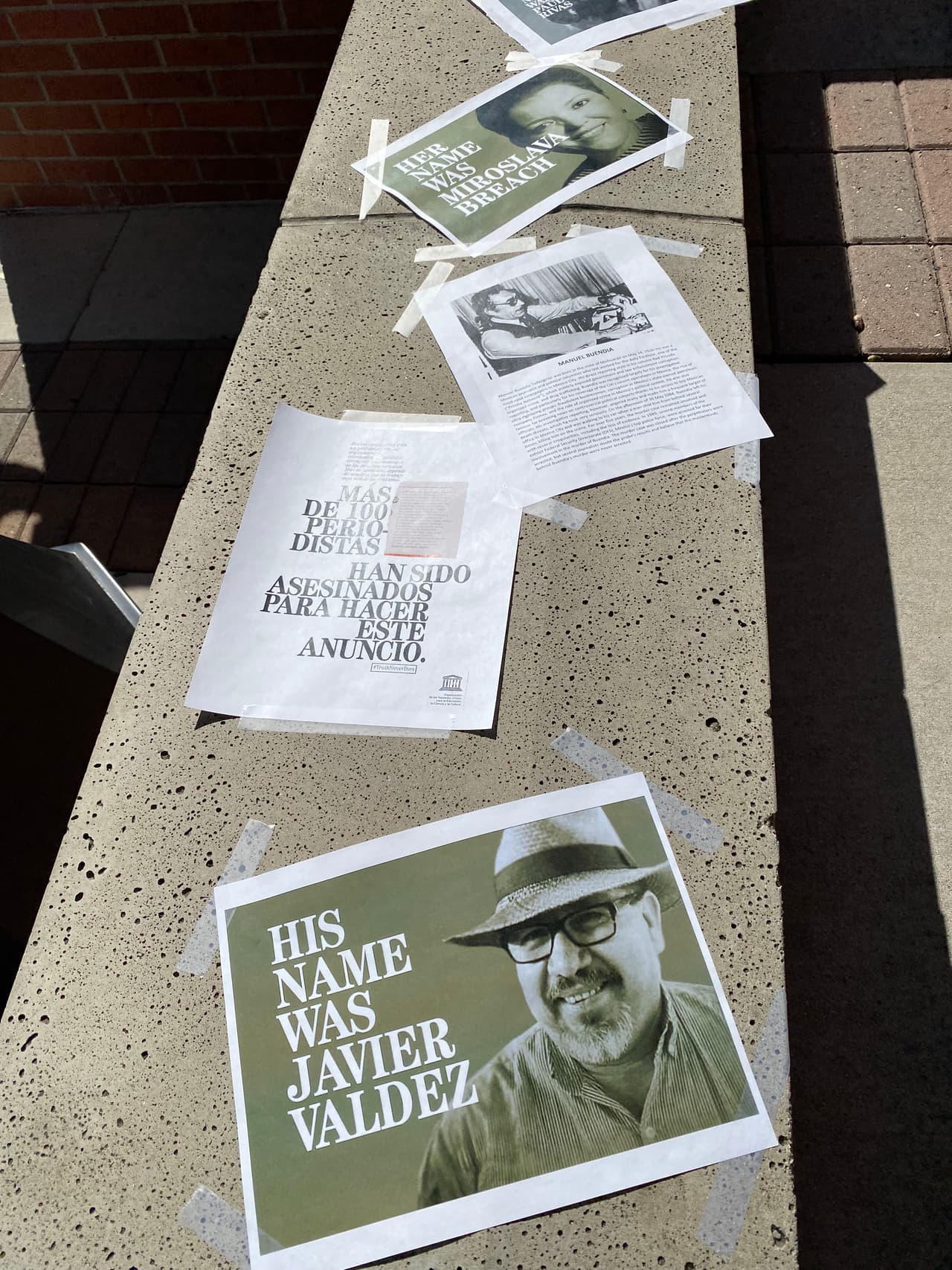 La lista de periodistas fallecidos en cumplimiento de la pasión por informar es muy larga, este día se imprieron algunos nombres y los estudiantes contaron sus historias para conmemorarlos en el Día de los Muertos.