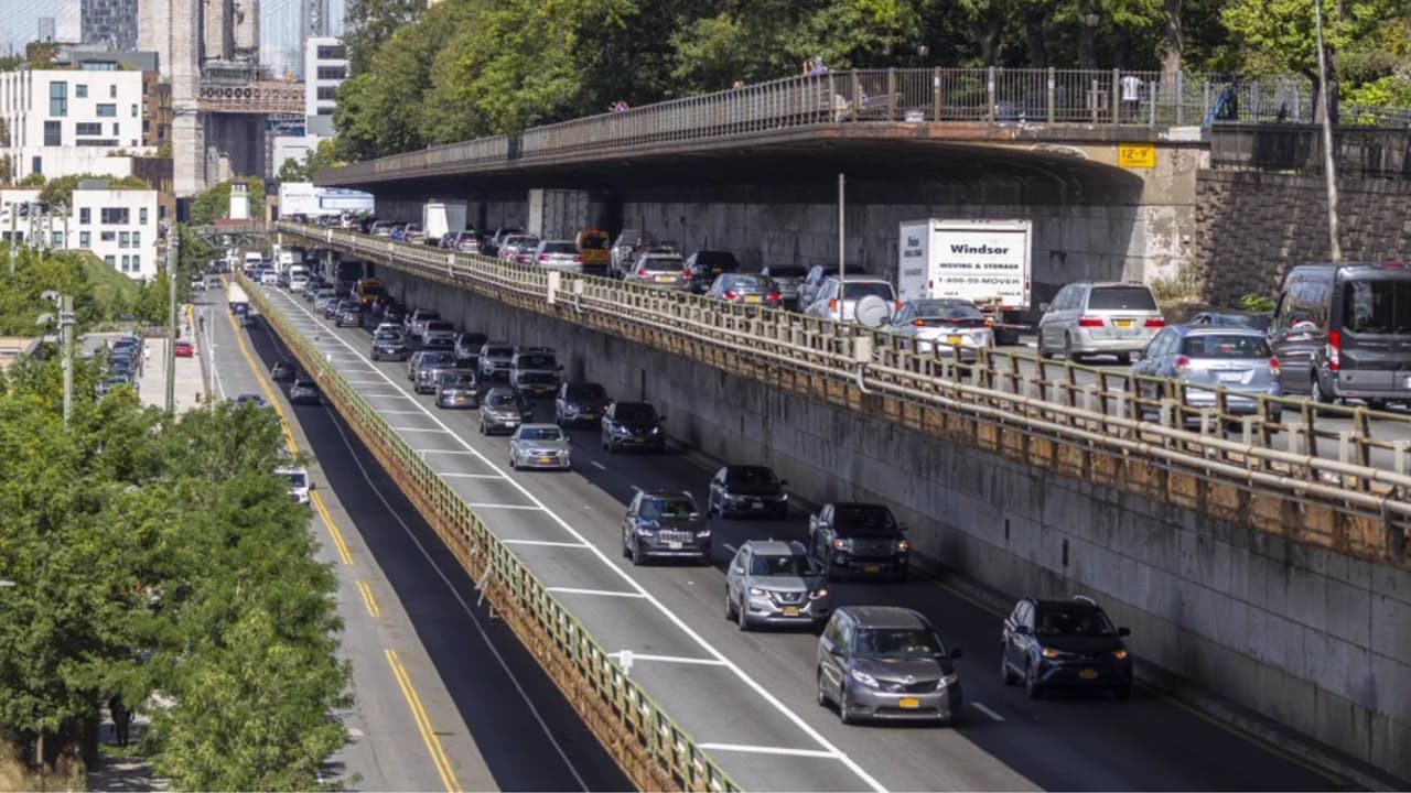 Nueva York inicia multas automáticas para camiones sobrecargados en Brooklyn-Queens Expressway