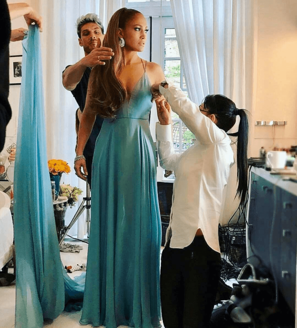 La elegancia que caracteriza a
<b><a href="https://www.univision.com/temas/jlo">JLo</a></b> es impactante. Ella lució este hermoso vestido azul en el 2017 para la
<b>'Met Gala'</b> y lo portó con mucho estilo.