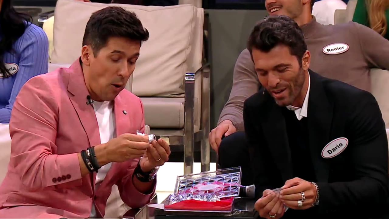 O como los chocolates que también se suponía que eran para Darío, pero terminaron en la boca de nuestro conductor, quien de paso mostró su talento para el idioma italiano.