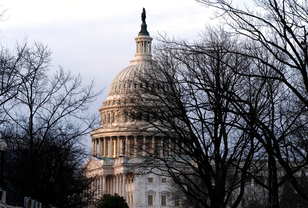 El Senado bloquea dos planes sobre los seguros de salud: las primas de 'Obamacare' subirán en 2026 si un acuerdo de último momento