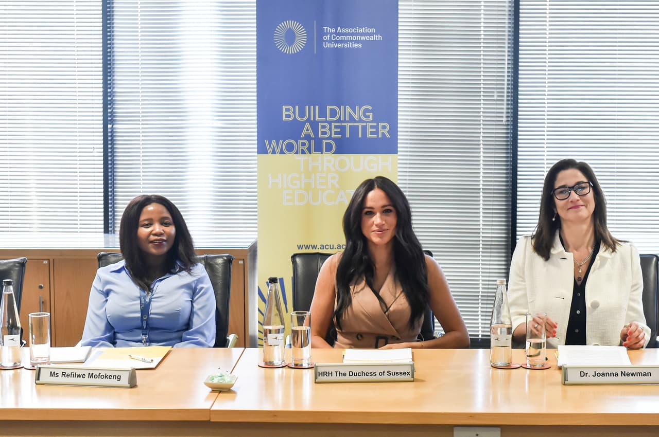 Markle pronunció un apasionado discurso sobre la igualdad de género en la educación. "A veces, el acceso a la educación puede parecer tan complicado, que uno se pregunta por dónde empezar. Entonces, comienzas con un estudiante, o una escuela, simplemente comienzas. Y 
<b><a href="https://www.univision.com/famosos/con-una-foto-especial-michelle-obama-elogia-a-meghan-markle-porque-esta-rompiendo-el-molde-fotos" target="_blank">ahí es cuando vemos cambios</a></b>", dijo la duquesa de Sussex, según lo citado por 
<b><a href="https://people.com/royals/why-meghan-markle-checked-her-notes-in-rare-move-during-speech-i-cant-screw-up/" target="_blank">People.</a></b>