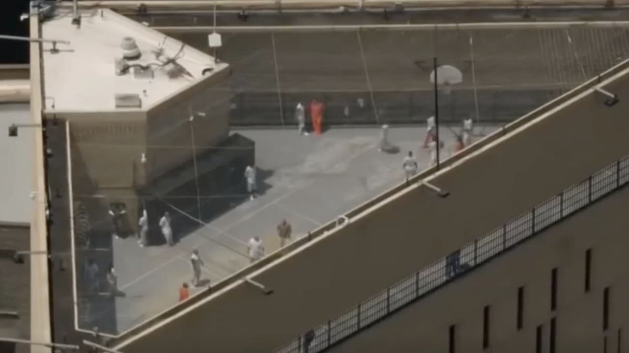 <b>La azotea </b>
<br>
<br>En los más de 28 pisos de la Correccional Metropolitana de Chicago está una azotea, triangular, con canchas para hacer deporte y gimnasio. Los reos pueden hacer ejercicio en esta azotea y tener actividades recreativas. 
<br>
<br>La azotea está construida por muros de hormigón de unos 30 pies de altura y con las ventanas cercadas.