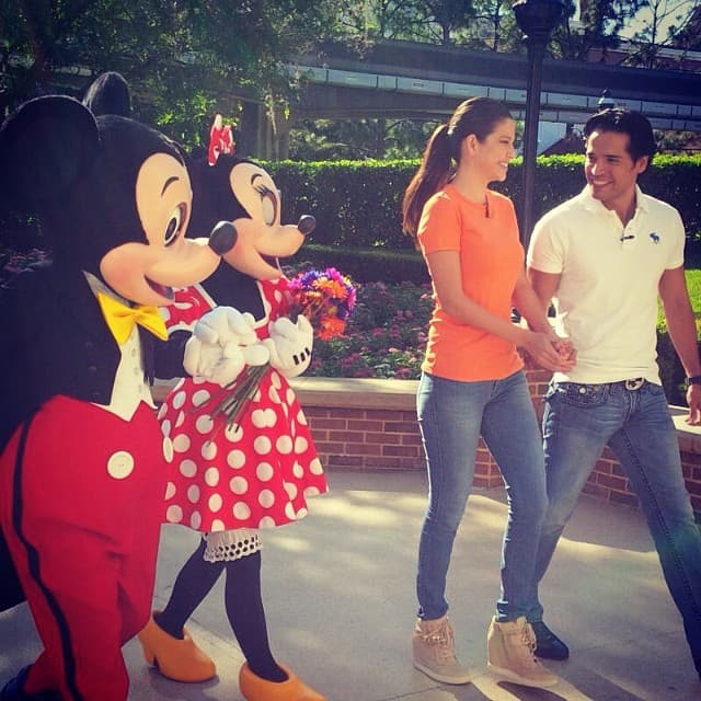 Ana Patricia ha hecho viajes inolvidables al maravilloso mundo de Disney; en esta foto la vemos en una cita doble de la mano de Luis Carlos, su ahora esposo, y con Mickey y Minnie Mouse.