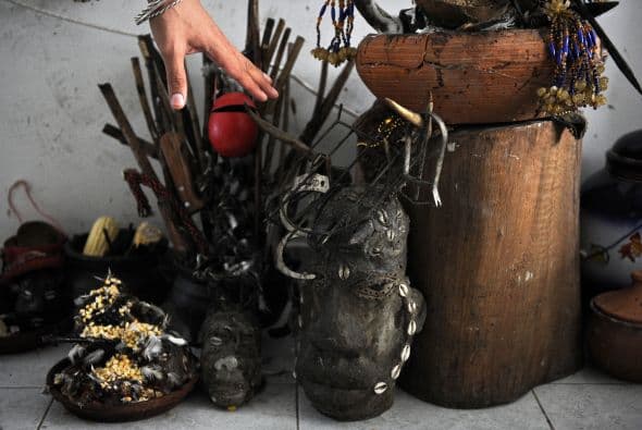 Desde hace varios años corren rumores de la debilidad que Chávez poseía por las ciencias ocultas. Igual que ha sucedido con Fidel Castro a través de los años, se comentan a vox pópuli sus invocaciones religiosas, contactos con brujos y magos.