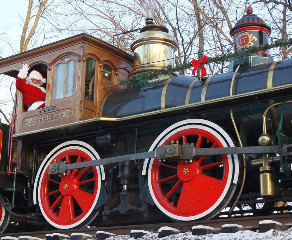 <b><a href="https://www.northerncentralrailway.com/holiday-excursions/" target="_blank">Tannenbaum Christmas Tree Trains</a></b>. Súbete a los rieles a través de un paraíso invernal en los trenes de árboles de Navidad de Tannenbaum.