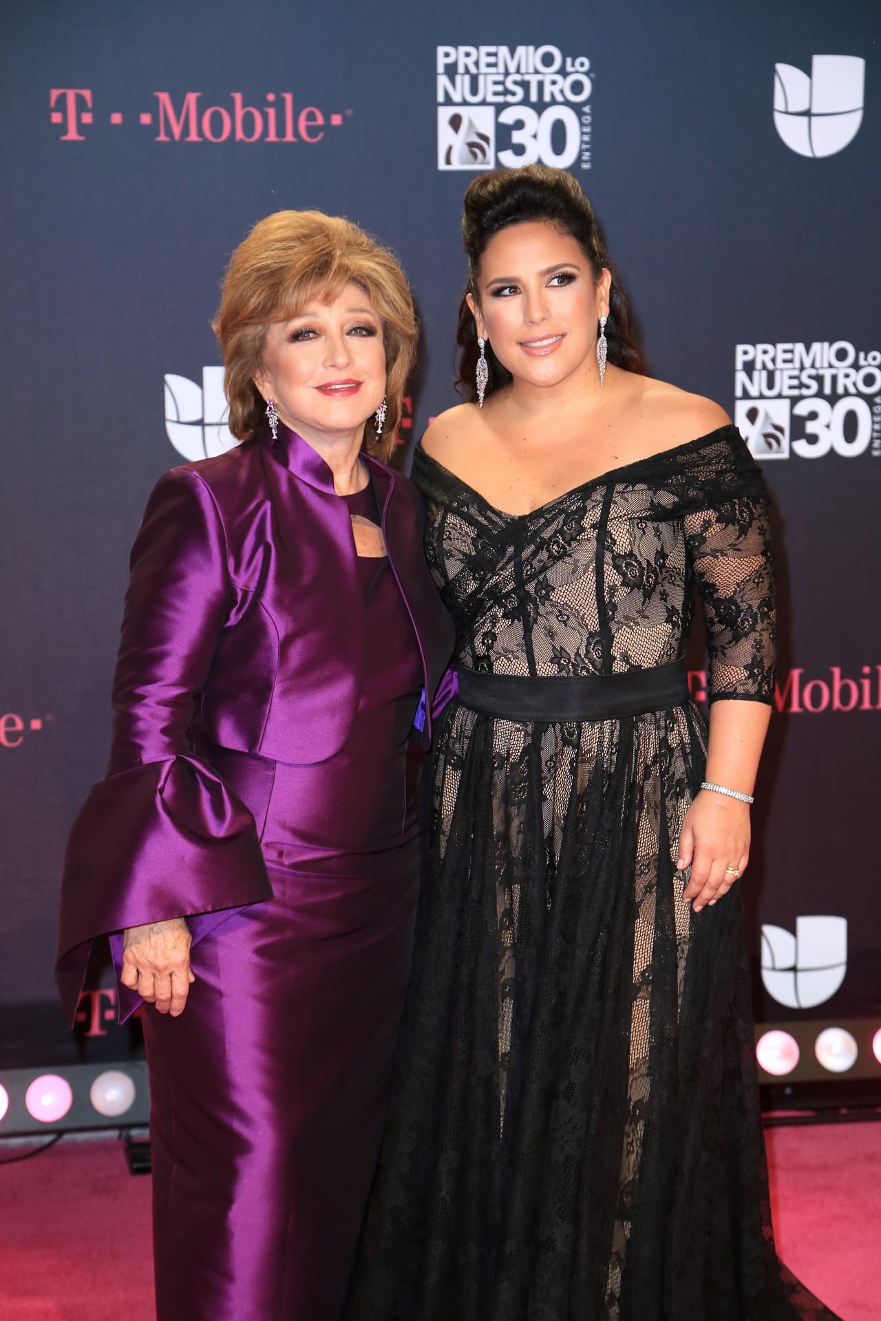 Angélica María dijo que aún no se le acerca el hombre que espera que sea su compañero. Recordó que disfrutó los romances que vivió, principalmente, con
<b> Raúl Vale, el padre de su hija Angélica Vale</b>, y con quien tuvo un matrimonio de 14 años.