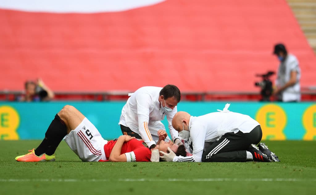 Manchester United 1-3 Chelsea | Oliver Giroud (45+11’) adelantaba a los de Lampard. Mount (46’) hizo el segundo y Maguire (74’) sepultó a los de Manchester con un autogol. El descuento llegó de los botines de Bruno Fernandes quien cobró una pena máxima. Chelsea se enfrentará al Arsenal en la final de la FA Cup, una de las competiciones más añejas del futbol mundial.