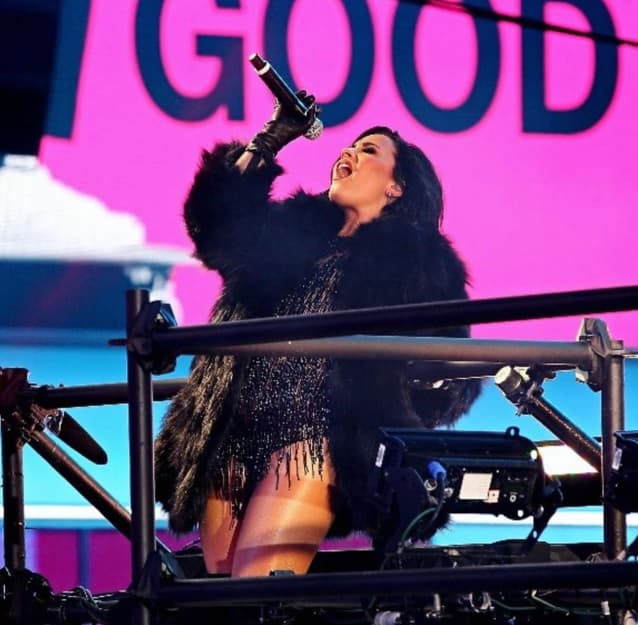 A pesar del frío, Demi Lovato mostró pierna y mucha actitud positiva. Ella nos demostró en 2015 que todo está en confiar en uno mismo.