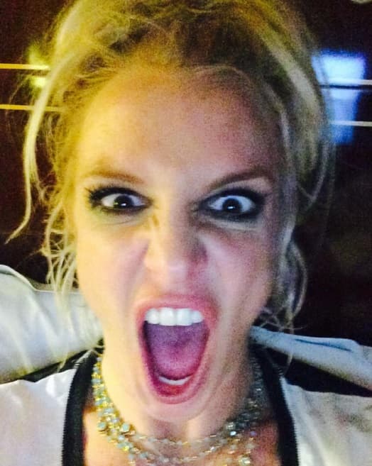 En cambio, Britney Spears hizo esta cara de felicidad al dar la media noche.