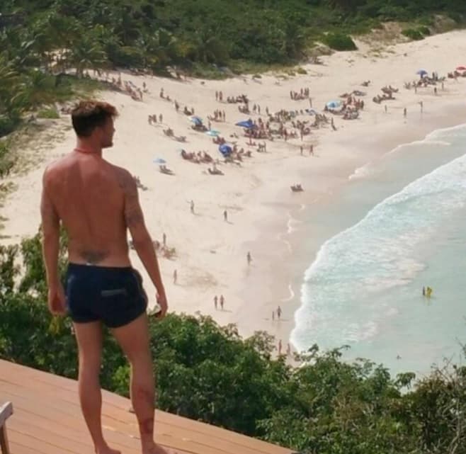 Ricky Martin presumió cuerpazo y se dio un baño de sol horas antes de recibir el año.