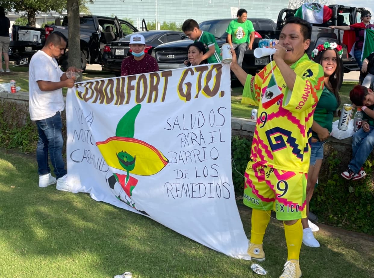 Muchos aficionados vinieron desde muy lejos para ver y apoyar a la selección mexicana.