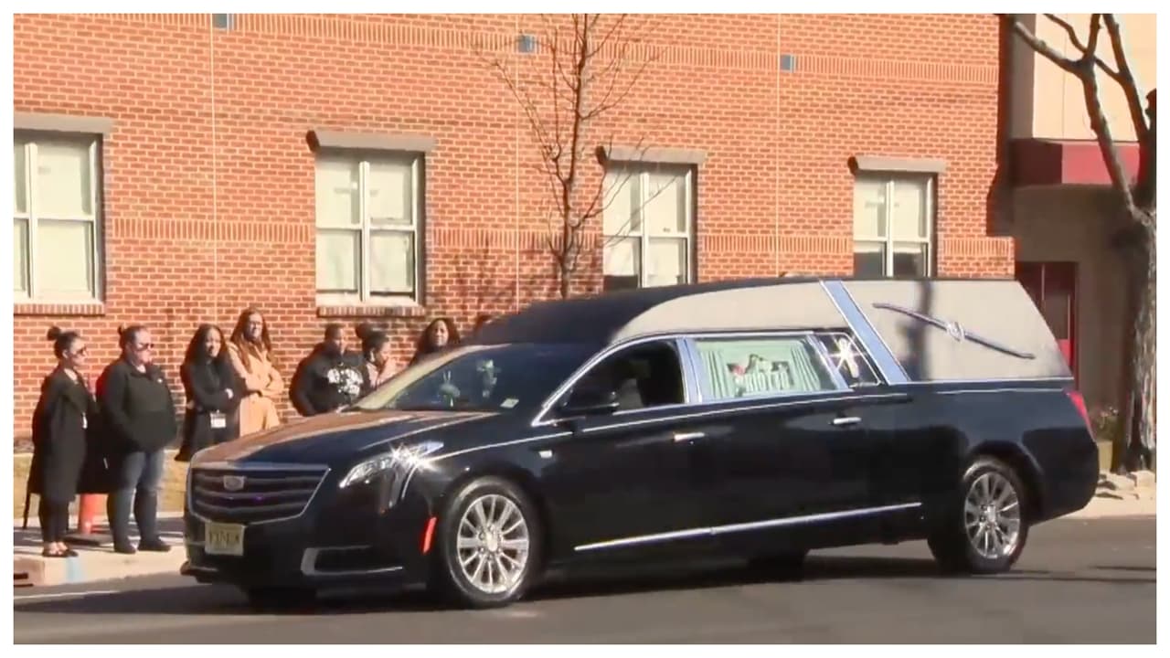 Luz Hernández, la maestra dominicana que 
<a href="https://www.univision.com/local/nueva-york-wxtv/luz-hernandez-maestra-hallada-fosa-desierta-nueva-jersey-fotos" target="_blank">fue asesinada la semana pasada</a> en Nueva Jersey, fue despedida hoy, 15 de febrero por sus familiares y amigos 
<b>con un cortejo fúnebre. </b>
<br>