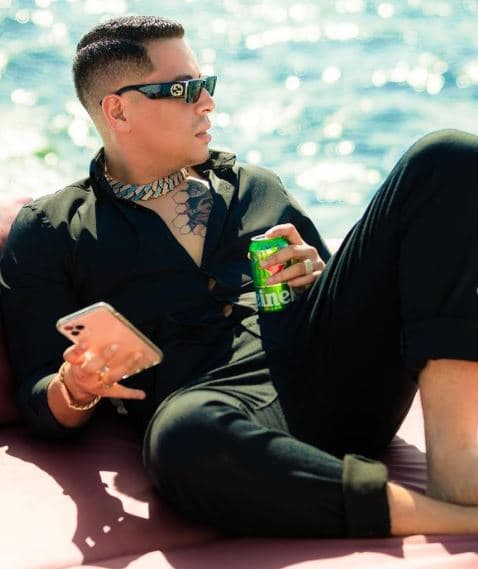 Por esta razón dijo que ha dejado de tomar alcohol de manera habitual: "Trato de 
<b><a href="https://www.univision.com/musica/vocalista-de-grupo-firme-arma-escandalo-en-show-de-alfredo-olivas-se-cae-de-borracho-y-es-abucheado-video" target="_blank">dar un buen ejemplo para las nuevas generaciones</a></b>". 
<br>