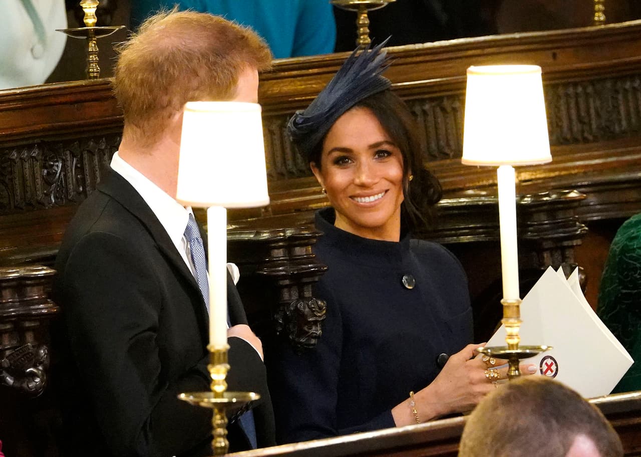 <b>12 de octubre de 2018</b>
<br>
<br>Sonrientes, los duques de Sussex en 
<b><a href="https://www.univision.com/entretenimiento/realeza/boda-real-de-la-princesa-eugenie-de-york-los-detalles-que-no-te-puedes-perder">la boda de la princesa Eugenie de York.</a></b>