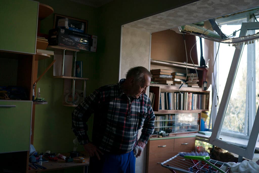 En un edificio de apartamentos adyacente, el bombardeo voló puertas y ventanas fuera de sus marcos en un radio de cientos de pies. Al menos 20 casas privadas y 50 edificios de apartamentos en total sufrieron daños y al menos 40 personas fueron hospitalizadas, dijo el secretario del consejo de la ciudad, Anatoliy Kurtev.