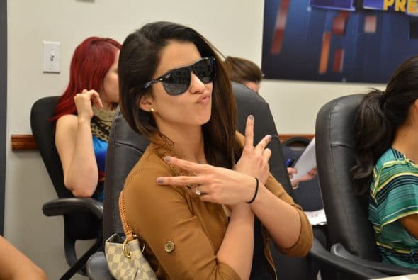 Horas antes de ir al aire, todo el equipo se reune para repasar todos los detalles del programa. Aquí Vanessa De Roide sin perder el estilo.