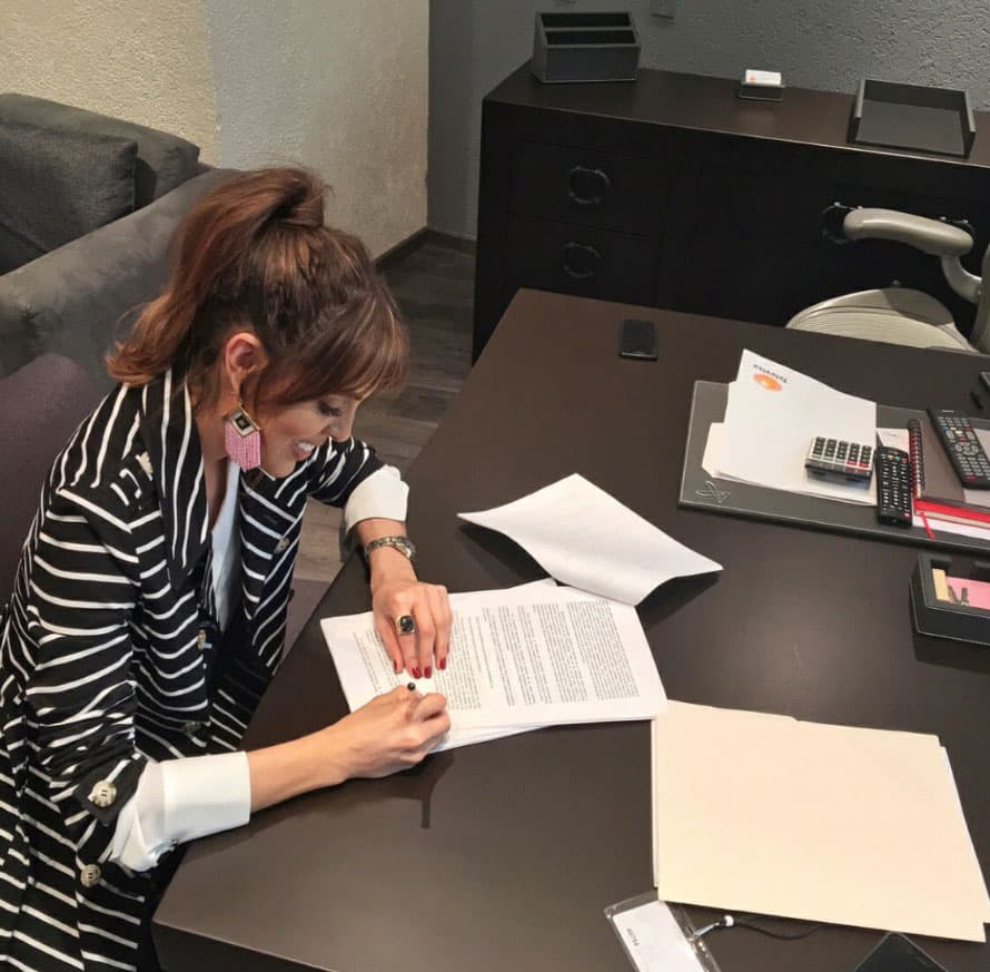 "¡Hoy más feliz que nunca en mi matrimonio 👰! Si, en mi matrimonio de exclusividad por varios años con la empresa de televisión más grande de México, la más grande de habla hispana, con la empresa que siempre soñé trabajar, con ese canal que veía en TV desde niña. Después de meses en esta ardua negociación puedo estar feliz porque por fin cerramos este proceso satisfactoriamente", publicó en redes sociales.