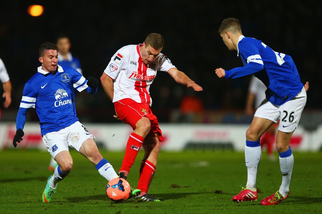 Bryan Oviedo, antes del Mundial de Brasil 2014, sufrió una fractura en su pierna izquierda en un partido frente al Stevenage en la FA Cup.