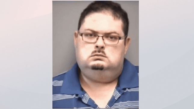 Dueño de un restaurante acusado de pagar a empleados menores de edad por sexo oral