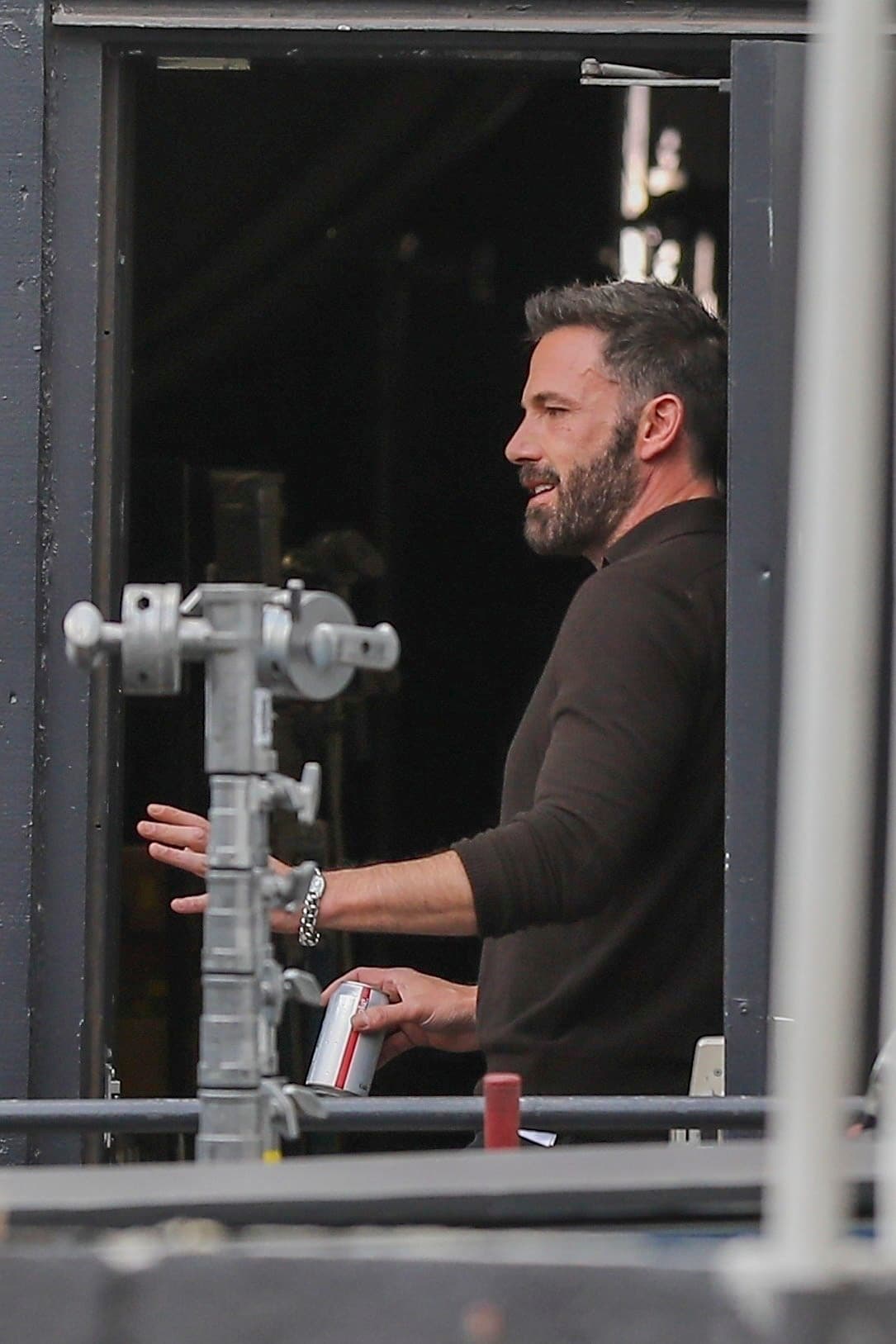 De acuerdo con información de TMZ, el actor permaneció en el estudio durante 
<a href="https://www.tmz.com/2021/08/12/ben-affleck-visits-jennifer-lopez-on-set-new-project/" target="_blank">casi cinco horas</a>. 
<br>